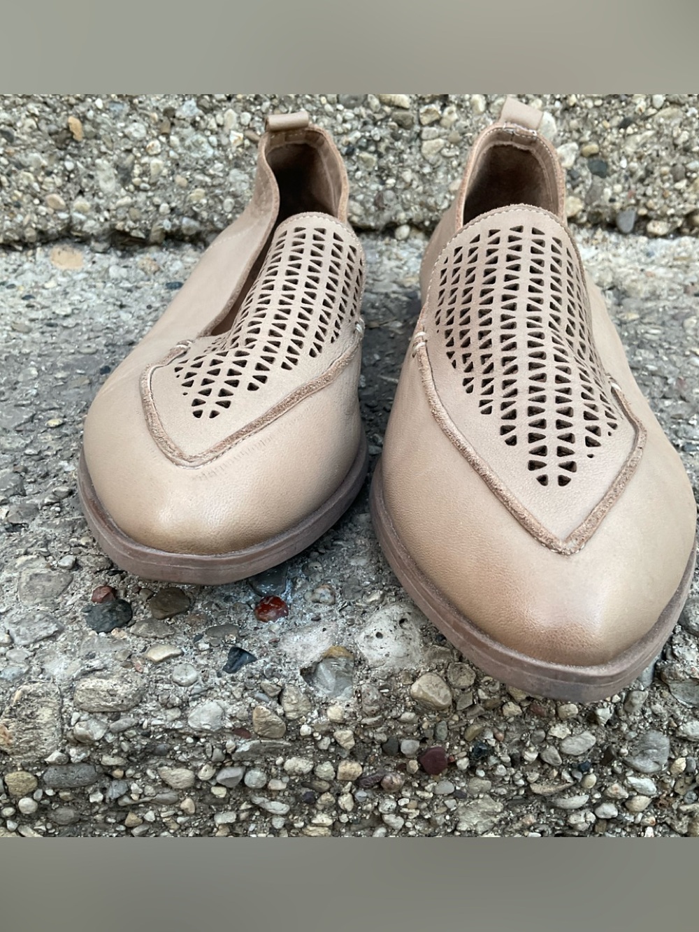 Bueno Blazey Pointed Toe Flat Loafers Size 40 Taupe Minimalist Casual Neutral - Picture 3 of 11